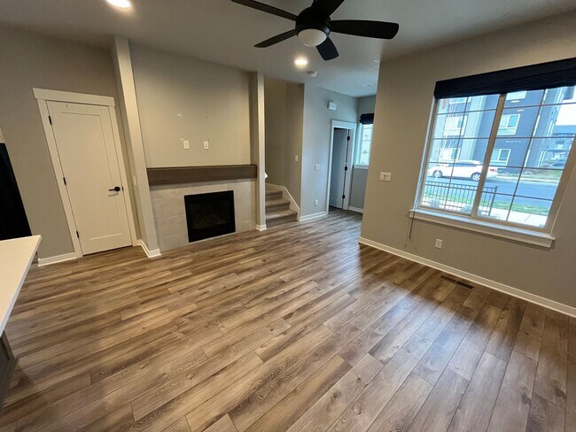 Foto del edificio - 3 Bed/2.5 Bath Pahlisch Townhome in SW Red...