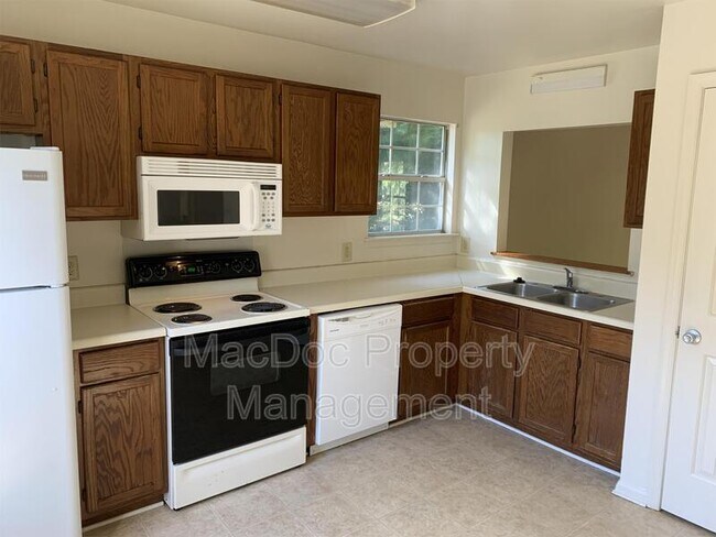 Building Photo - 10900 Crestwood Dr
