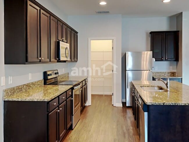 Foto del edificio - 4890 St James Ln