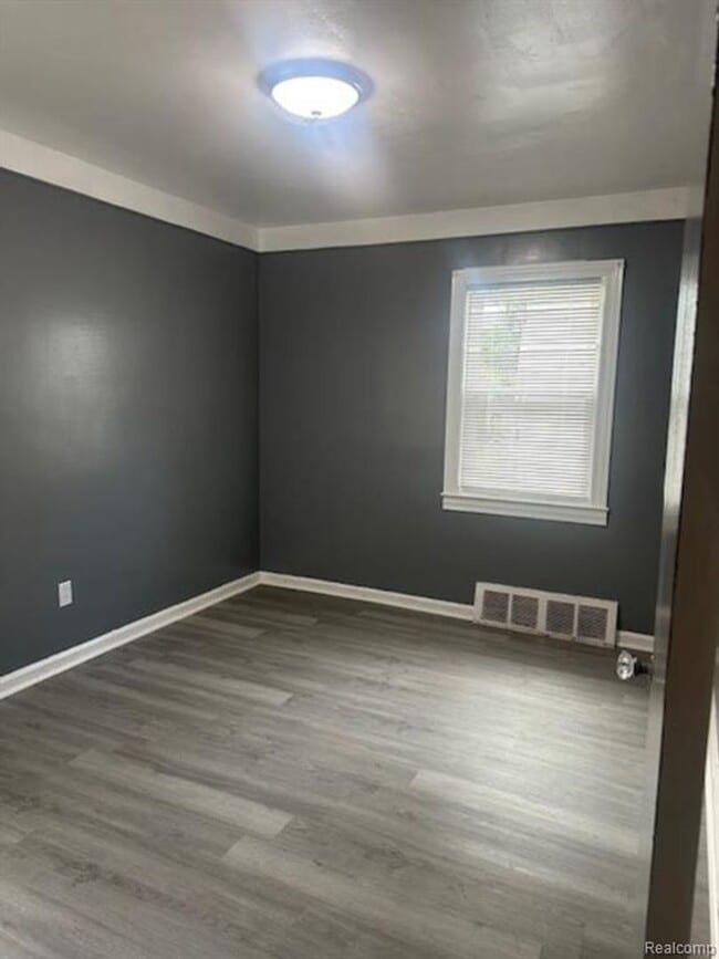 Building Photo - Clean 3 Bed / 1 Bath Home