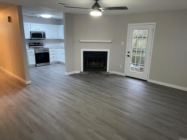 Building Photo - 601 Lora Dr
