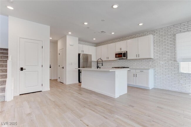 Building Photo - 11652 Desert Hollow Avenue