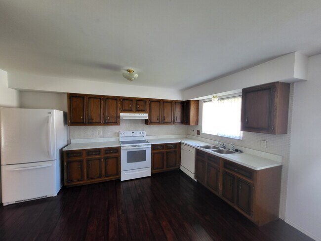 Kitchen - 8745 Kammerer Ave