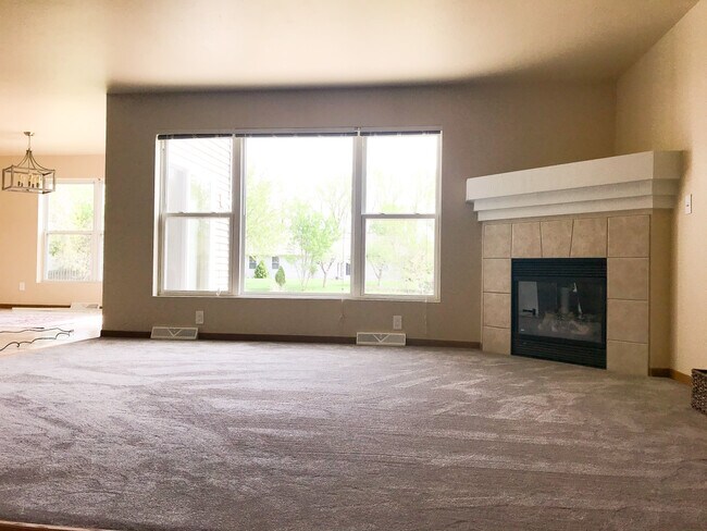 Building Photo - Large 4 Bedroom Duplex in East De Pere