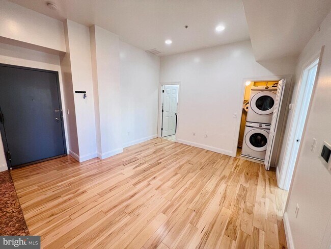 Building Photo - 439 N 13th St