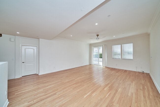 Foto del edificio - 2745 Montrose Ave