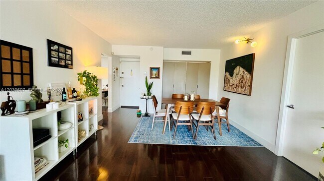 Building Photo - 3701 N Country Club Dr
