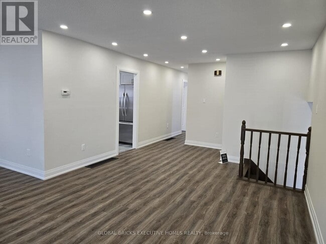 Building Photo - 3285 Lansdown Dr