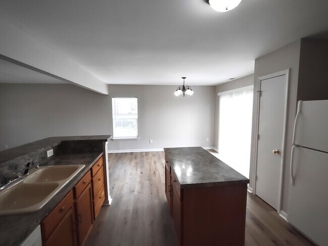 Building Photo - Move-In Ready Home located in the Back Cre...