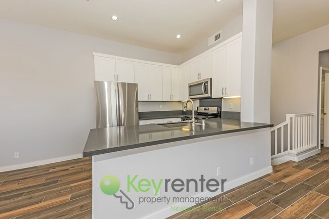 Building Photo - Stunning Westpark Condo in the Heart of Ir...