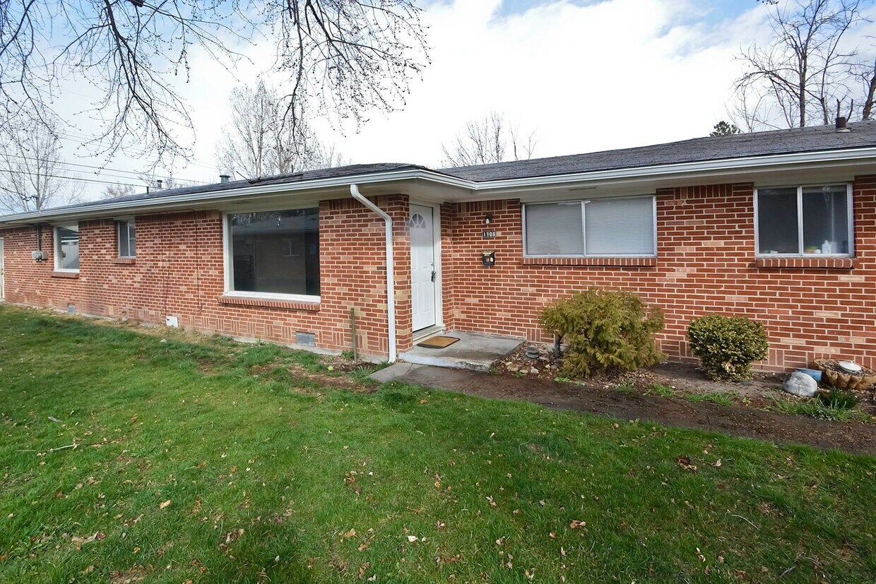 Primary Photo - 2 bedroom 1 bathroom duplex close to BSU