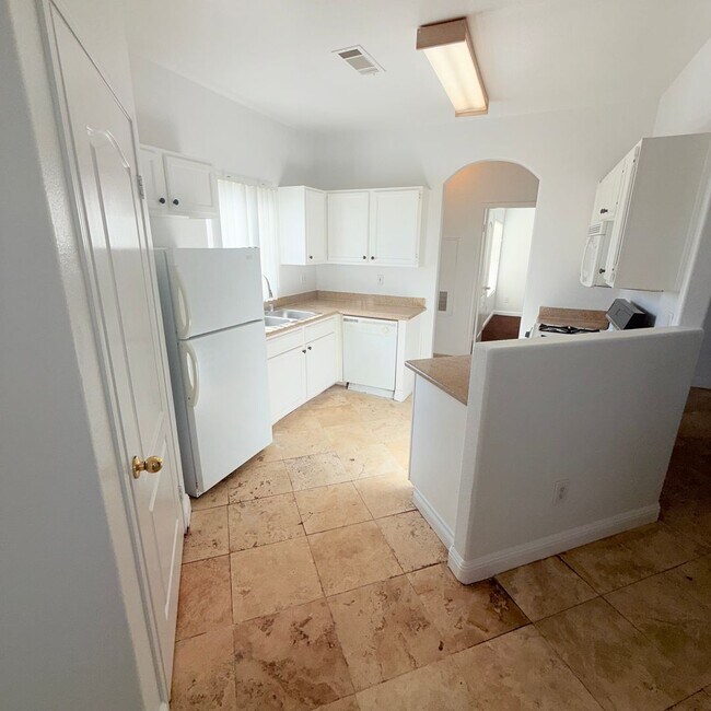 Foto del edificio - ONE BEDROOM ONE BATH UPSTAIRS CONDO!