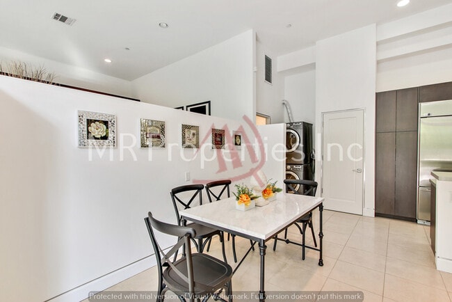 Building Photo - Beautiful Studio near Melrose - This is the Place to be.