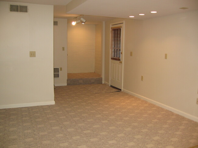 Building Photo - 657 S Limestone