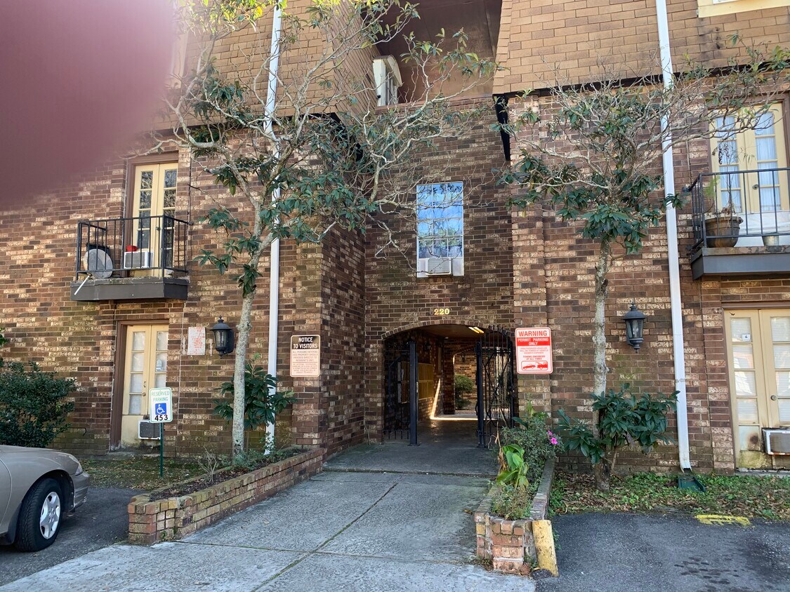 Foto del edificio - 6220 Riverside Dr