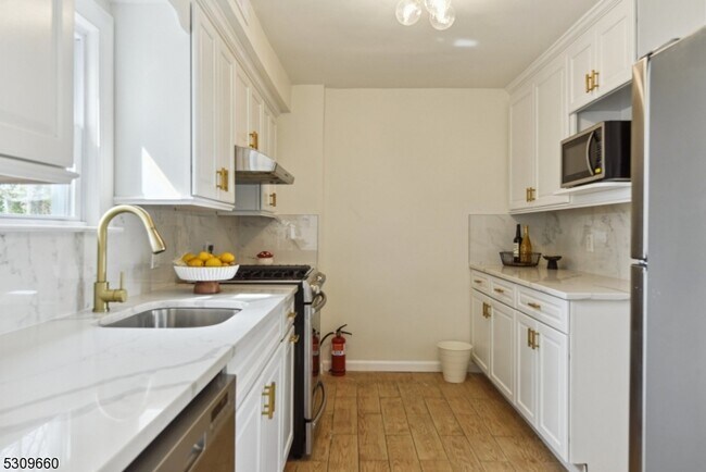 Building Photo - 49 Amherst Pl
