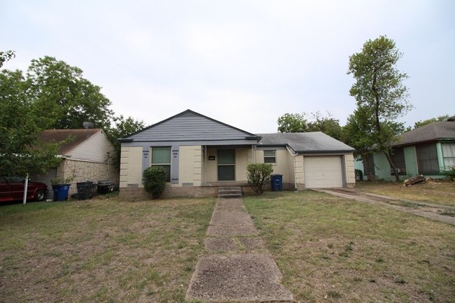 Foto del edificio - 2 bed, 1 bath home in Oak Cliff