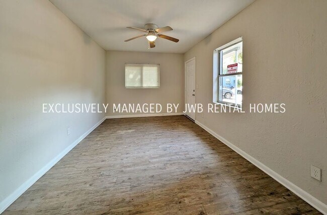 Building Photo - 1059 Glencarin St
