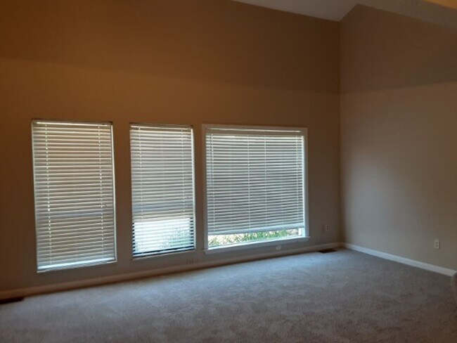 Building Photo - Located in quiet community of Oak Ridge