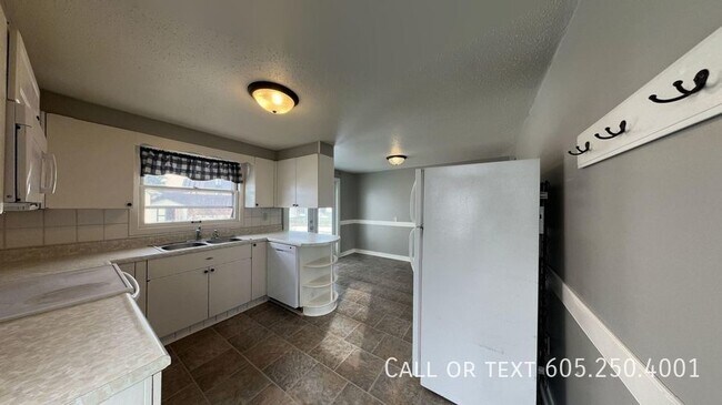 Foto del edificio - 3 Bedroom 2 Bath Ranch Home South Central ...