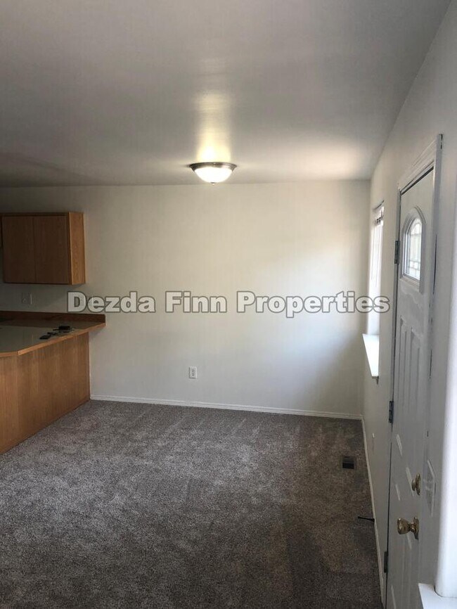 Building Photo - 658 S Perry St