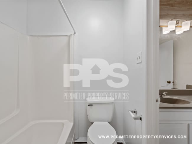 Building Photo - FULLY RENOVATED UNIT!!! WITH ONE MONTH REN...