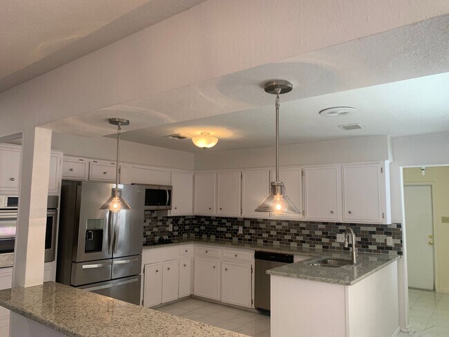 Building Photo - 1502 Skyline Dr