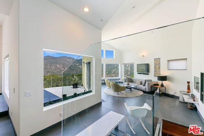 Foto del edificio - 2044 Corral Canyon Rd