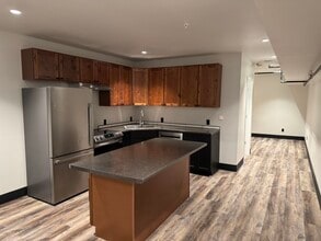 Building Photo - 826 W 8th St