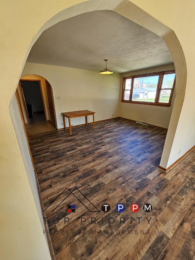 Building Photo - 2 Bedroom | 1 Bathroom Lower Level Unit in...