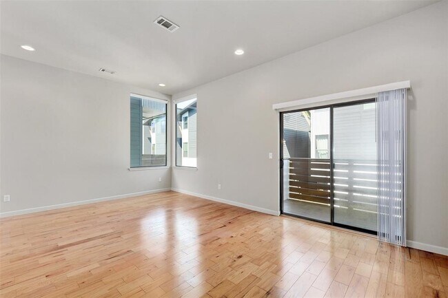 Foto del edificio - 3417 Charlotte Rose Drive