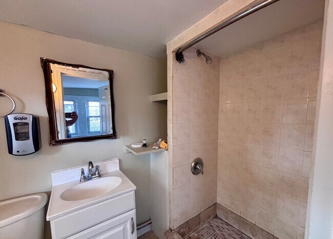 Foto del edificio - 4 Bedroom Home for Rent in Trenton