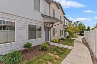 Building Photo - 423 E Penny Ln
