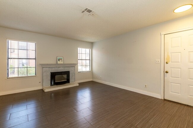 Building Photo - Stunning two bedroom condo!