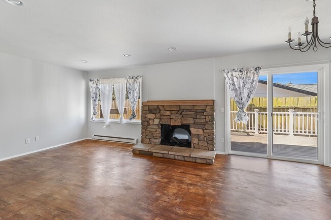 Building Photo - 3 Bed 1.5 Bath - Garage w/Storage - Pet Friendly w/Fenced Yard