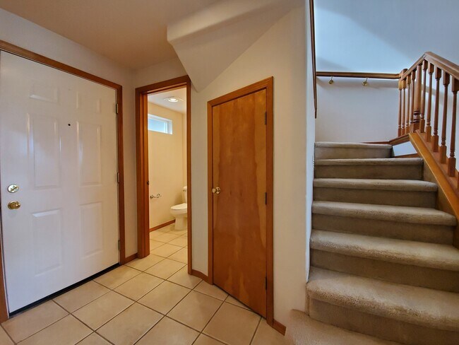Building Photo - 427 Columbia Point Dr