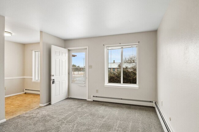 Building Photo - Refurbished Townhouse