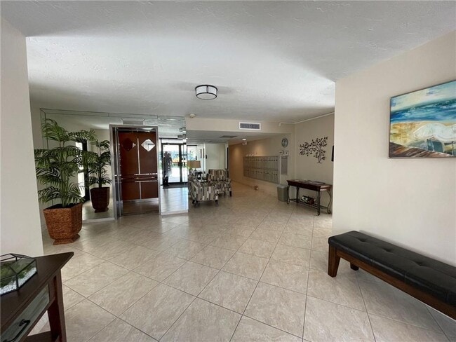 Building Photo - 3051 S Palm Aire Dr