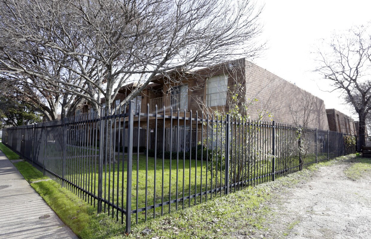 Briarwood Apartments Apartments in Dallas, TX