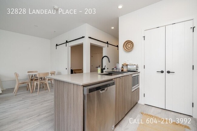 Photo du bâtiment - Court West Condo With 2 Parking Stalls!