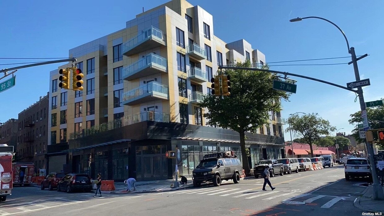 Foto principal - 95-01 37th Ave