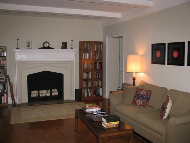 Chimenea decorativa (no funcional) - 50 Glenwood Ave