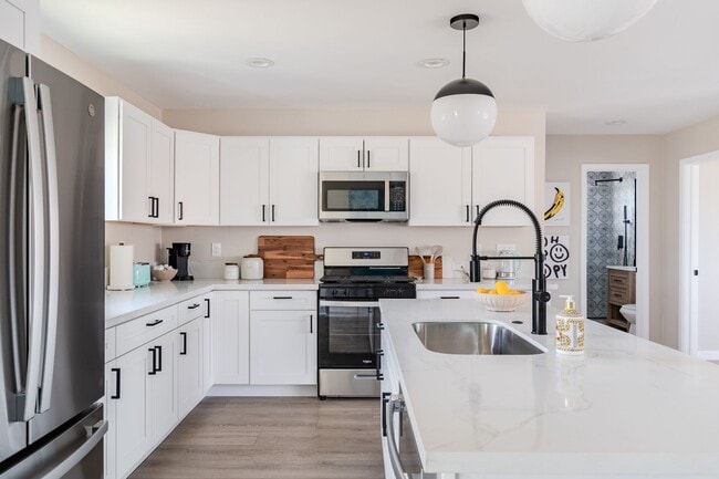 Building Photo - Fully remodeled!