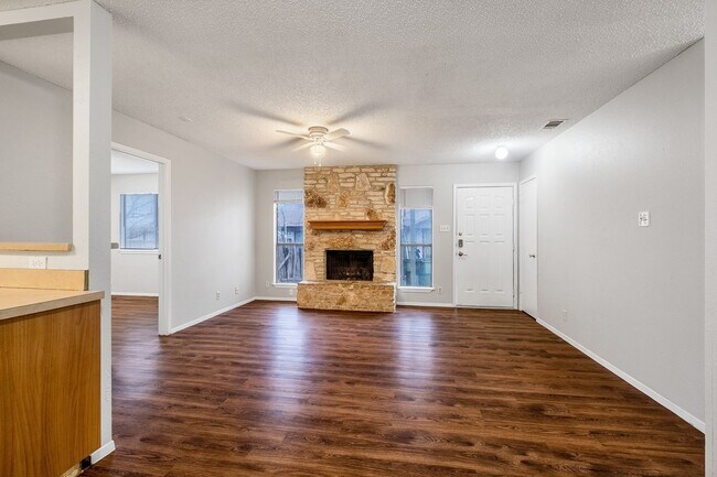 Foto del edificio - 3 Bedroom, 2 Bath Duplex in Round Rock with 1 Car Garage