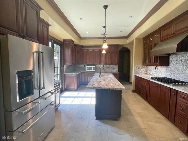 Building Photo - 5 br, 4.5 bath House - 16583 Silktree St