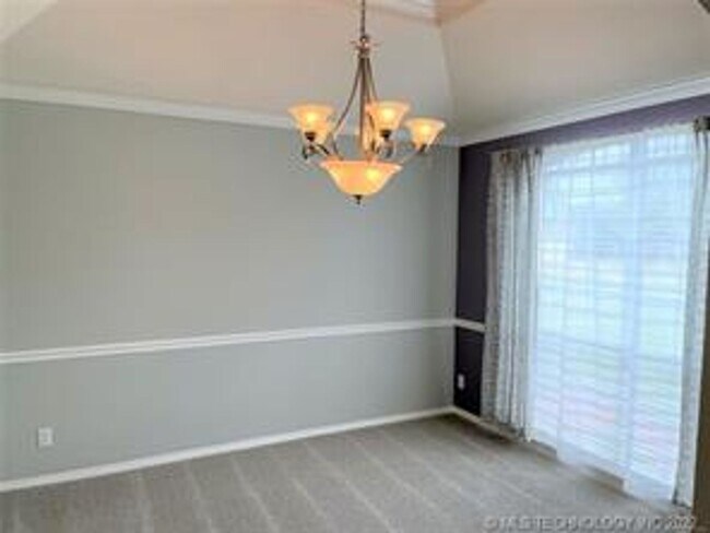 Foto del edificio - Beautifully kept 1.5 story home with 3 lg bedrooms (game room could be a 4th bedroom).