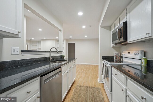 Foto del edificio - 13106 Shadyside Ln