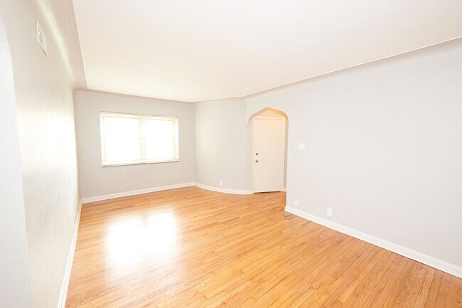 Foto del edificio - 5825 Lindenwood Ave