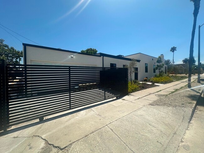 Foto del edificio - 2529 W 73rd St