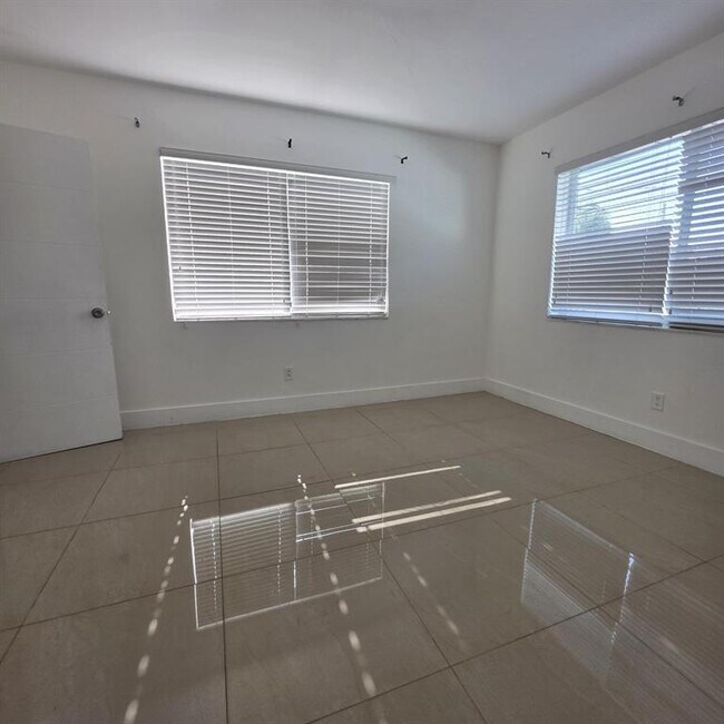 Foto del edificio - 181 NE 168th St